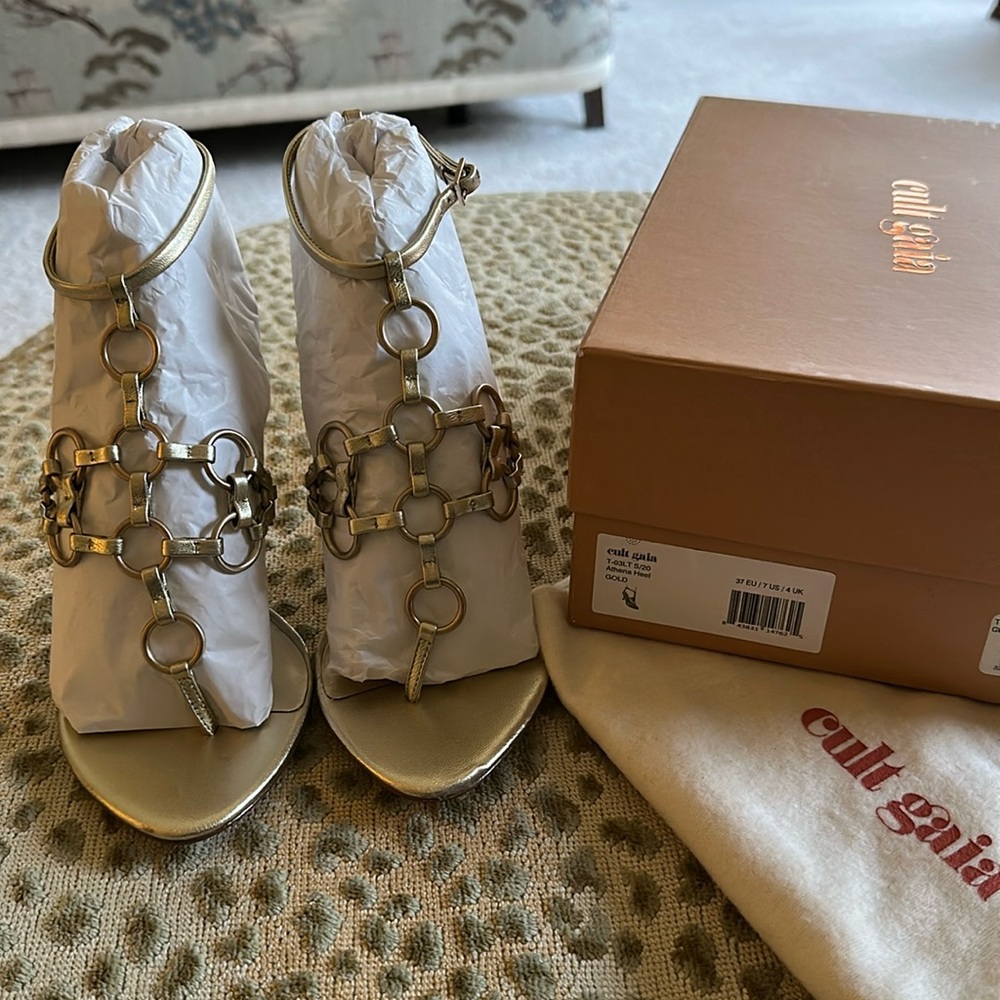 Gold cult Gaia sandal
